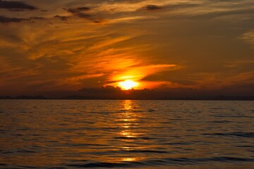 夕陽が沈む海岸