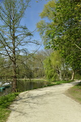 Chemin en gravier clair longeant l'étang principal du domaine provincial de Kessel-Lo à Louvain 