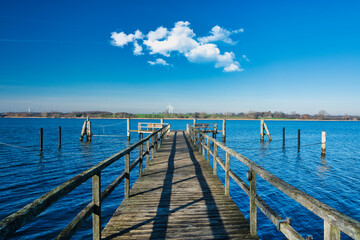 langer Steg in Himmel