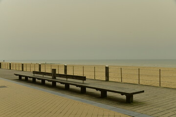 Coin de repos sur la digue-promenade en face de la mer à Ostende ,sous un ciel chargé de sable d'altitude 