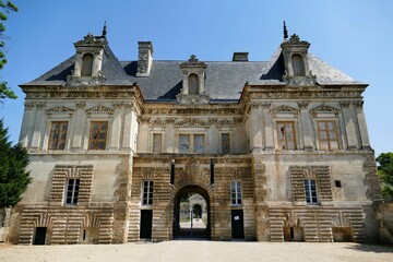 Fototapeta na wymiar Le bâtiment d’entrée du château de Tanlay appelé « le petit château »