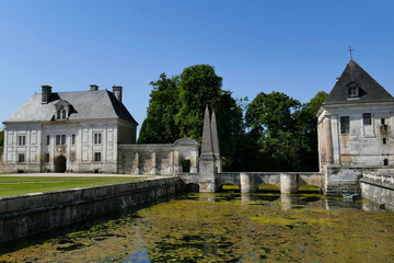 Fototapeta na wymiar La façade arrière du bâtiment d’entrée et le pont devant le château de Tanlay