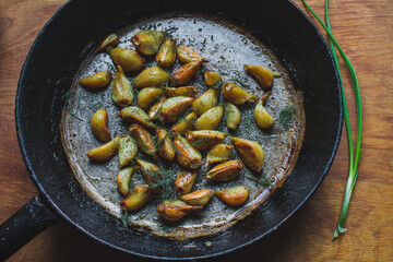 roasted roasted garlic and dill in an old pan