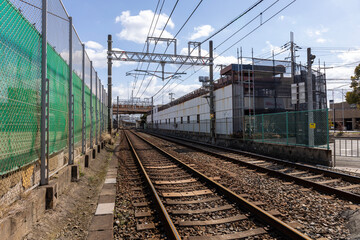 Fototapeta na wymiar 吹田市和泉町の阪急千里線の線路（2023年2月25日撮影）