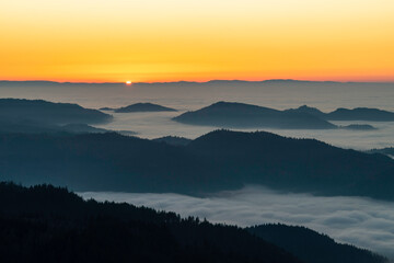 Sonnenuntergang über dem Nordschwarzwald bei Inversion