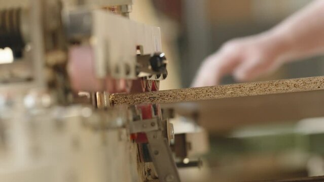 machine for adjusting the edge of a laminate board in carpentry