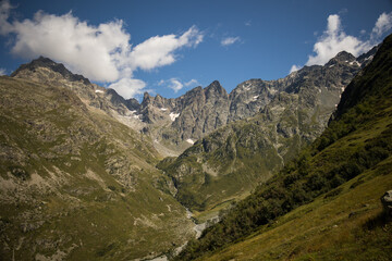 Fototapeta na wymiar looking to a deep alpine valley