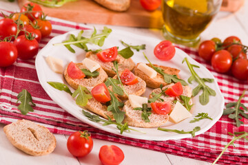 Friselle with cherry tomatoes and arugula.