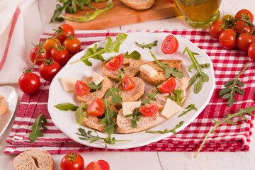 Friselle with cherry tomatoes and arugula.
