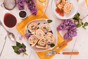 Swiss roll cake con chocolate chips.