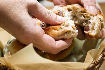 胡桃パンを手で割る