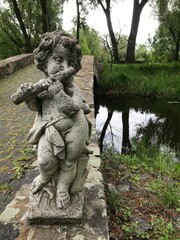 Fototapeta na wymiar statue of angel in the garden 