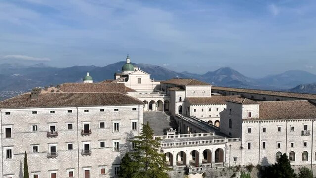 Abbazia di Montecassino, Cassino, Lazio, Italia.
vista panoramica aerea con drone.