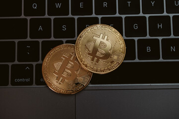 moneta bitcoin na klawiaturze laptopa