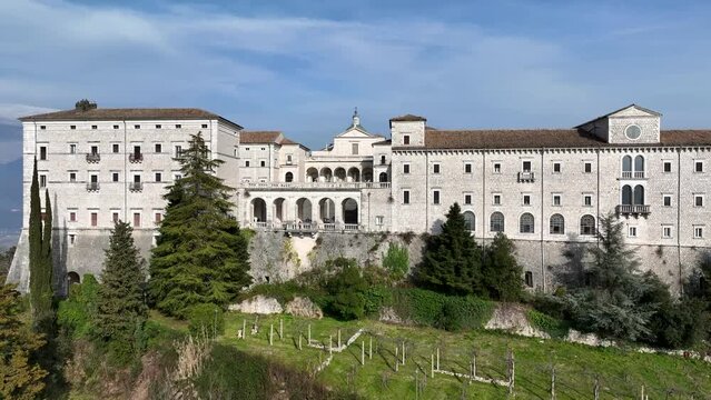 Abbazia di Montecassino, Cassino, Lazio, Italia.
vista panoramica aerea con drone.