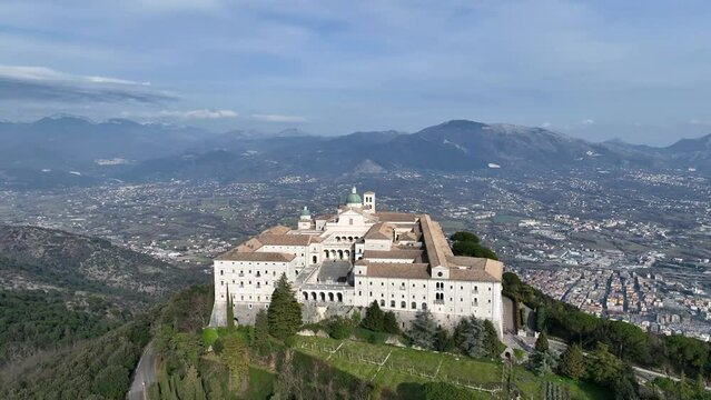 Abbazia di Montecassino, Cassino, Lazio, Italia.
vista panoramica aerea con drone.