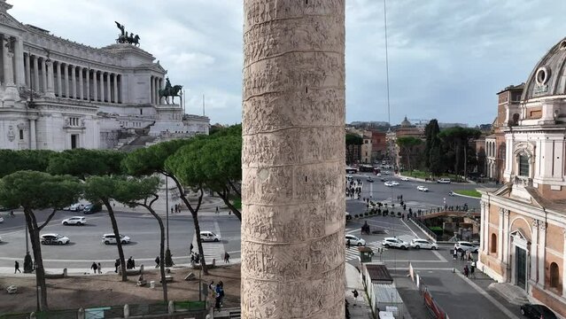 la colonna Traiana a Roma.
Vista aerea in primopiano della colonna e del foro traiano