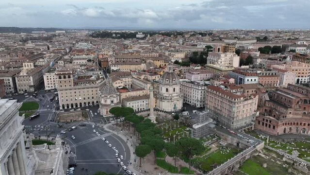 la colonna Traiana a Roma.
Vista aerea in primopiano della colonna e del foro traiano