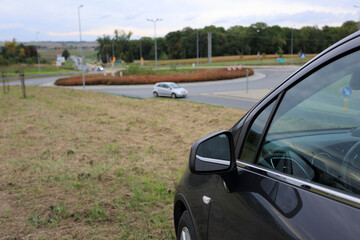 Samochód osobowy sów przed rondem. © Stanisław Błachowicz