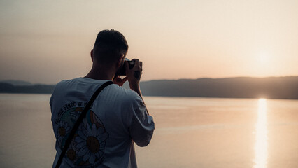 Fotograf am See bei Sonnenuntergang