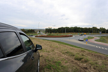 Samochód osobowy sów przed rondem. © Stanisław Błachowicz