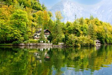 Obraz premium Picturesque autumn landscape over Austrian Apts, Hallstatt lake, Hallstatt Austria.