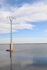 Obraz premium poste de la luz en el lago
