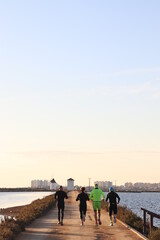 grupo de runners por el sendero de las marismas