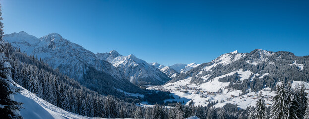 Winterpanorama Kleinwalsertal vom Elfer bis zum Walmedinger Horn