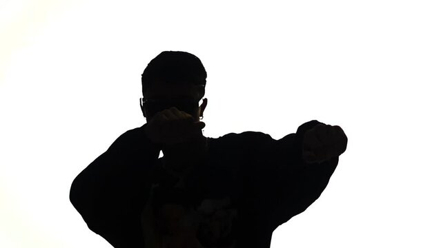 Silueta de hombre bailando y posando en c&aacute;mara lenta