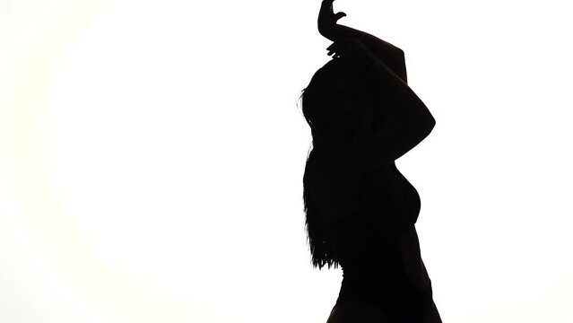 Silueta de mujer bailando sensual y moviendo cabello en c&aacute;mara lenta