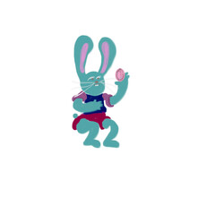Conejo de Pascua con huevo de chocolate en la mano 