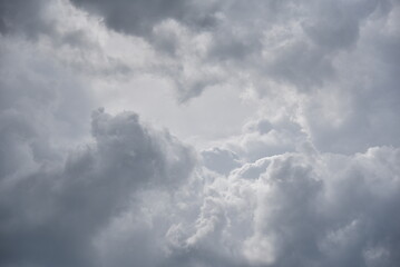 Wolkenbilder an einem windigen Tag, hin und wieder blitzt die Sonne durch