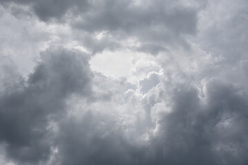 Wolkenbilder an einem windigen Tag, hin und wieder blitzt die Sonne durch