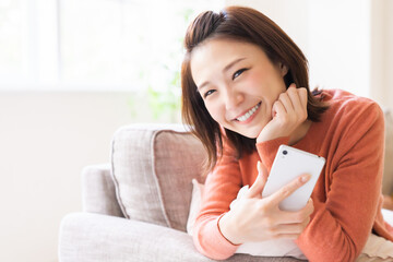 スマホを見る女性　笑顔