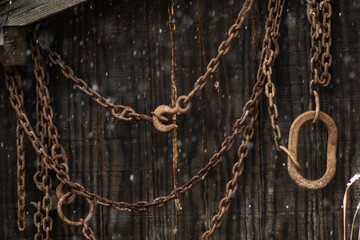 Plakat chain on the wall