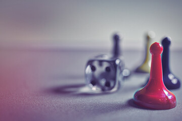 Spielfiguren und Würfel - Copy Space
