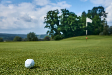 Golfplatz mit Golfball auf dem Green