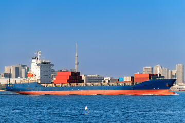 東京湾をゆくコンテナ貨物船