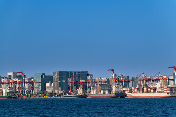 Naklejka premium 東京湾のコンテナ貨物船とガントリークレーン