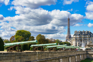 Obraz premium Eiffel Tower in Paris seen from Les Invalides 