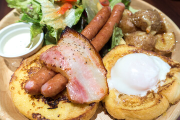 ソーセージ, ベーコン, パンとサラダがあるランチ。