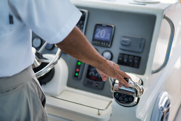 Capitan navegando un Yate Leopard 51  © Cabramedia