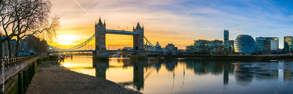 Poster tower bridge panorama at sunrise in london. england