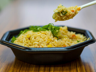 お惣菜の炒飯を食べる