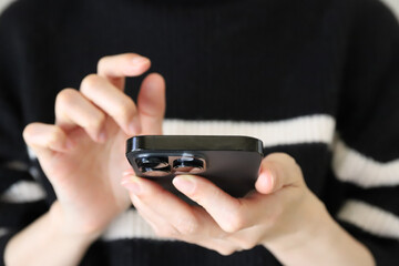 スマホを操作する手元