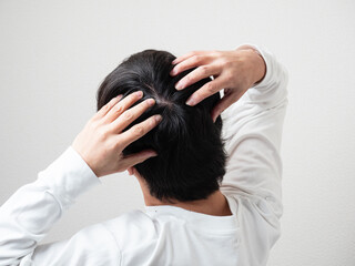 Fototapeta premium 男性の後頭部 髪の毛 つむじ