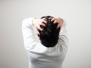 男性の後頭部　髪の毛　つむじ