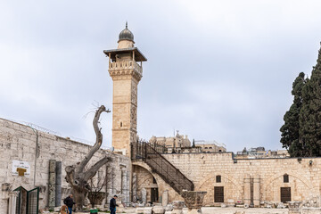 Obraz premium The Al Aqsa library and the Minaret over the Islamic Museum on Temple Mount in the Old Town of Jerusalem in Israel