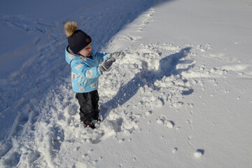 Fototapeta na wymiar little child enjoy playing in snow